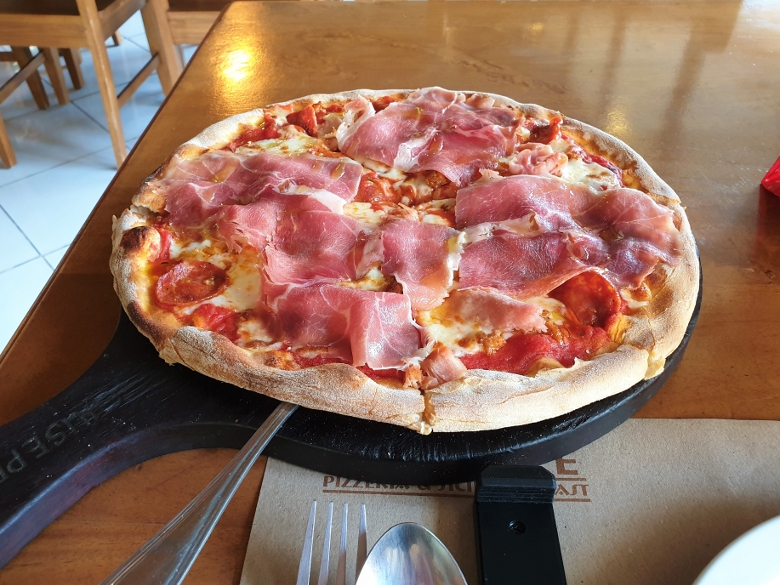 ジュセフィ（GIUSEPPE - Pizzeria & Sicilian Roast）マクタン島店　ピザ